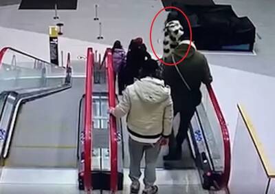 В Москве 17-летняя девушка упала с поручня эскалатора