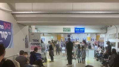На прививочных пунктах в Израиле образовались очереди родителей с детьми из-за "Омикрона"