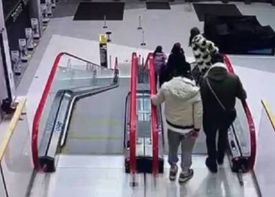 Юную москвичку увезли в реанимацию после падения с эскалатора в торговом центре