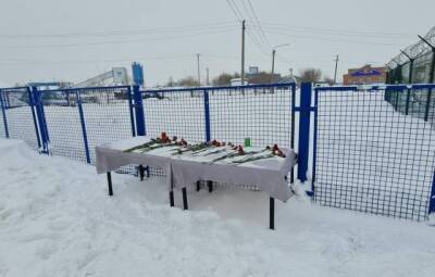Новый мемориал: кузбассовцы несут цветы к КПП шахты «Листвяжная»