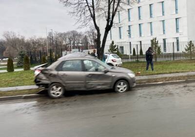У здания Рязанского облсуда столкнулись «Лада» и Renault, пострадали трое
