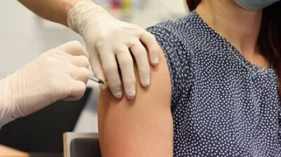 Российский врач назвал споры о вакцинации вредными для психики
