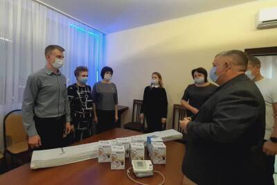 Тамбовским медикам депутаты передали тонометры, медицинские ширмы, пульсоксиметры