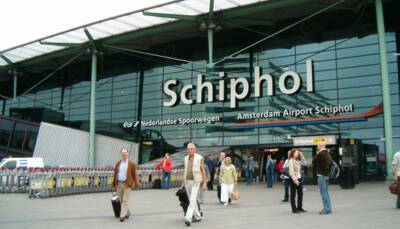 В аэропорту Амстердама у десятков пассажиров подозревают штамм Омикрон