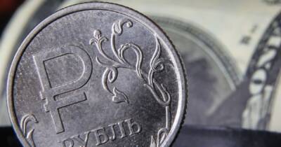 Эксперты спрогнозировали ослабление рубля к доллару к концу 2021