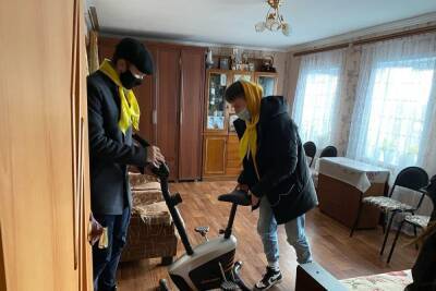 Студенты-волонтёры Тамбовской области вручили ветерану МВД велотренажёр