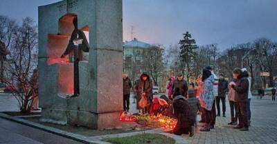 В Киеве пенсионер собирал еду, возложенную к памятнику жертвам Голодомора /видео/