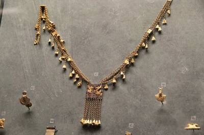 Британские археологи восстановили 9000-летнее ожерелье из 2,5 тысячи бусин