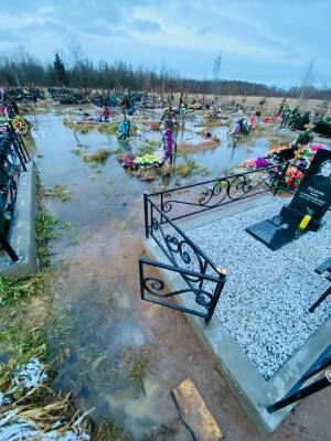 Фото: На кладбище в урочище Юхкома вновь затопило могилы – проблему так и не решили с 2017 года