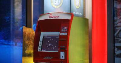 Омбудсмен: непривитые жители жалуются на закрытый доступ к банкомата в торговых центрах