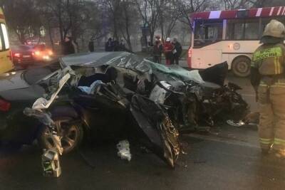 В центре Саратова в ДТП с автобусом разорвало AUDI