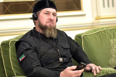В школьную программу в Чечне включили книгу об отце Кадырова