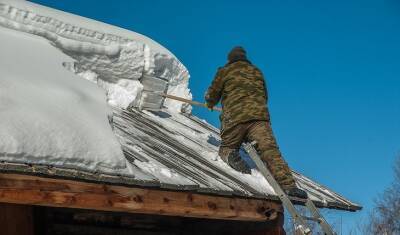 В Петербурге не хватает специалистов для очистки снега с крыш