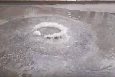 В Твери на проспекте Николая Корыткова из-под земли забила вода