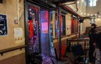 В центре Киева радикалы разгромили известный бар “Хвильовий”