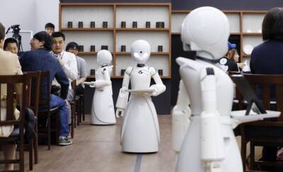 В Токио открылось кафе, где посетителей обслуживают роботы