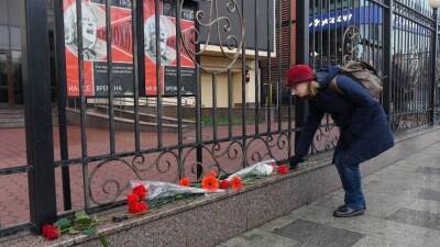 «Уходят легенды»: москвичи несут цветы к театру «Градский Холл»