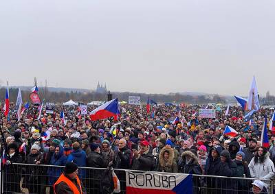 В Праге проходит массовый митинг против карантинных ограничений
