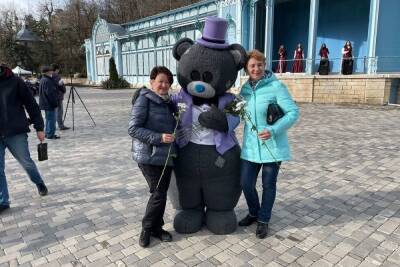 Мэр Железноводска поздравил женщин в костюм медвежонка