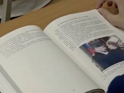 В Чечне в школьную программу включили учебник об отце Рамзана Кадырова "Путь, озаренный светом"