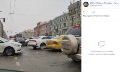 На Невском проспекте столкнулись автомобили такси и каршеринга