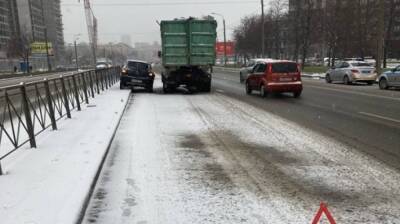 Десятки автомобилей столкнулись на не очищенных от снега дорогах в Петербурге