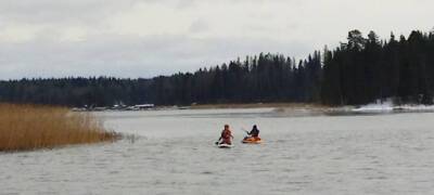 Туристы на САПах катаются по подмерзающему озеру в Карелии