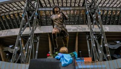 Наполи торжественно открыл памятник Марадоне