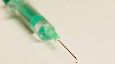 Комаровский: омикрон-штамм коронавируса может создать потребность в новой вакцине