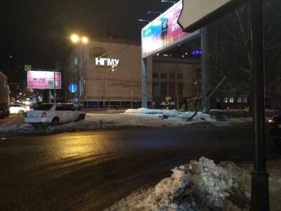 Легковой автомобиль вылетел на пешеходную аллею и перевернулся в центре Новосибирска