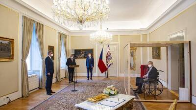 На церемонии назначения нового премьера Чехии Земан сидел в стеклянном кубе