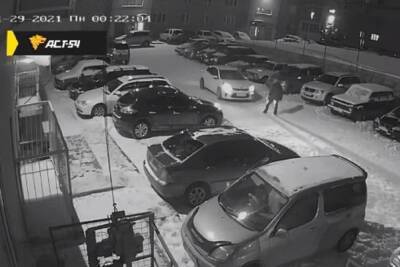 В Новосибирске автомобиль сбил бежавшего за ним мужчину и скрылся с места ДТП