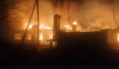 На Лесобазе ночью сгорел 2-этажный жилой дом