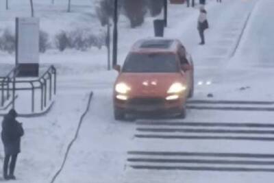 Водитель Porsche объехал пробку по лестнице у «Меги Дыбенко» – видео