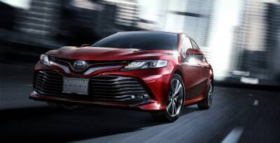 Toyota Camry стала самым популярным бизнес-седаном в России второй месяц подряд