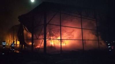 После взрыва на фабрике медицинских масок в Ленобласти разгорелся пожар