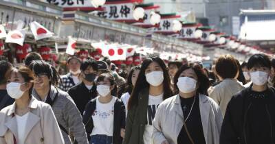 Япония закрывает границы из-за нового COVID-штамма "Омикрон"