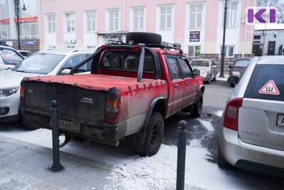 Бдительные прохожие в Сыктывкаре вызвали спасателей для мужчины, закрытого в машине