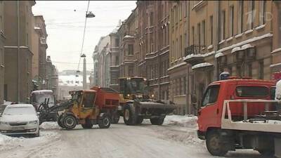 Последствия мощных снегопадов устраняют в Новгородской области