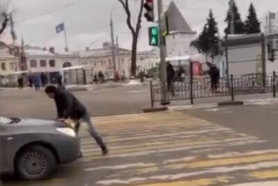 В центре Ярославля неизвестный мужчина повредил несколько автомобилей
