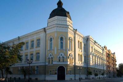 Историческое здание в Астрахани очистили только после вмешательства прокуратуры