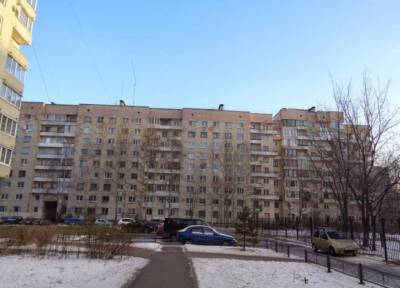 Приезжий в Петербурге выпал с балкона 16 этажа на прохожего и погиб