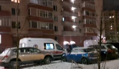 В Петербурге с балкона 16-го этажа прямо на прохожего упал мужчина