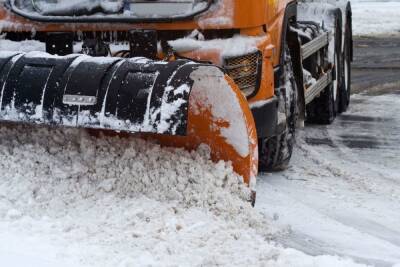 Более 800 единиц снегоуборочной техники вышло на дороги Петербурга