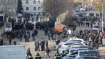 Полиция применила слезоточивый газ у здания суда перед заседанием по делу Саакашвили