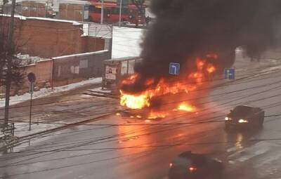Загоревшийся на ходу в центре Кирова пассажирский автобус попал на видео - argumenti.ru