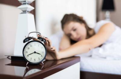 Сомнолог Калинкин: Для здорового сна лучше заменить звуковые будильники на световые