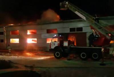 В Коммунаре продолжают тушить пожар на фабрике "Фанема"