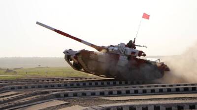 Военный эксперт Мураховский назвал кустарной переделкой «козырьки от Bayraktar» на Т-72