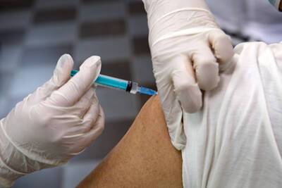 В центре Гамалеи оценили пользу вакцинации при омикрон-штамме COVID-19